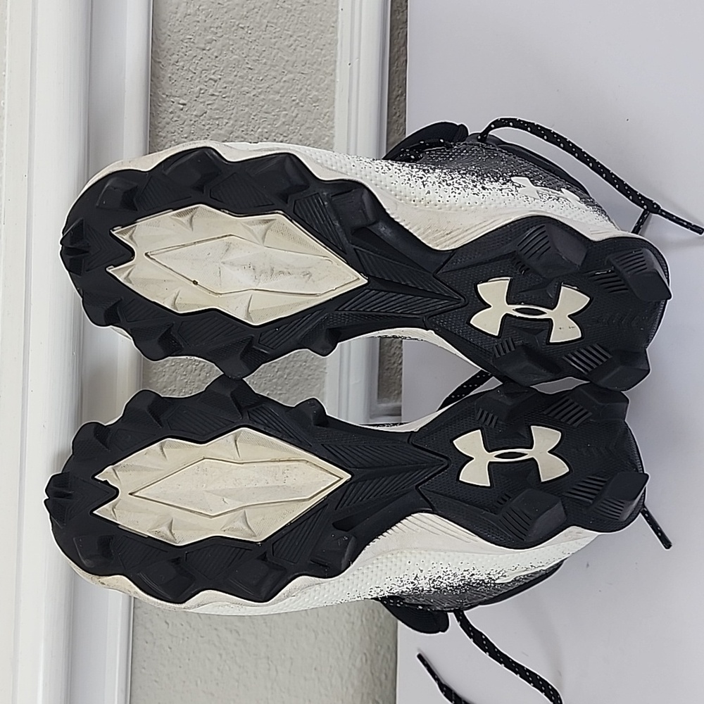Under Armour Locked Down Kids' Black and White Foot Ball Cleat Sneaker Size 3.5Y - Picture 7 of 11
